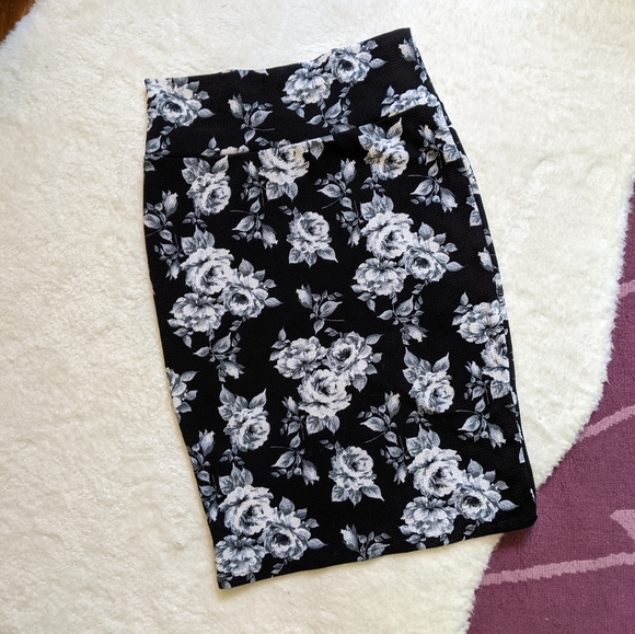 LuLaRoe Cassie Floral Black & White Skirt SMALL - Picture 4 of 9
